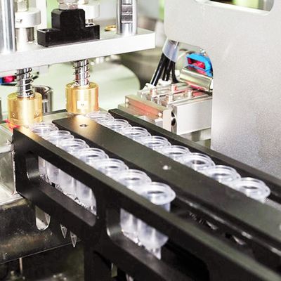 Machine de fabrication de tubes à perfusion jetables