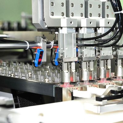 Machine de fabrication de tubes à perfusion jetables