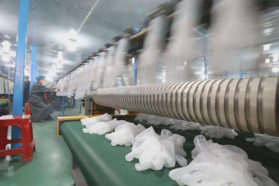 les gants de pe fonctionnent le gant faisant la machine pointillant le gant de formation de moule de latex faisant des machines