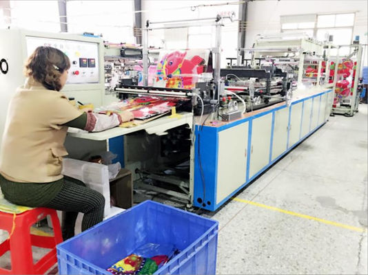 Machine automatique de fabrication de ballons en film métallisé